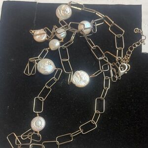 Elegant Gold and Pearl Necklace